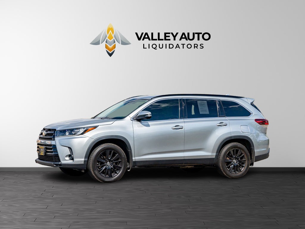2019 Toyota Highlander XLE in Silver — front three-quarter view